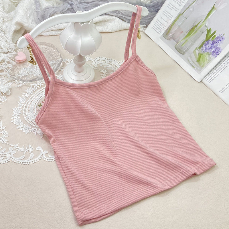 Solid-color short bandeau top makes the figure look slimmer