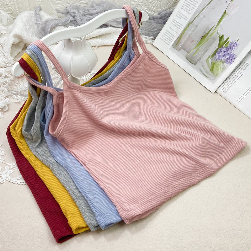 Solid-color short bandeau top makes the figure look slimmer