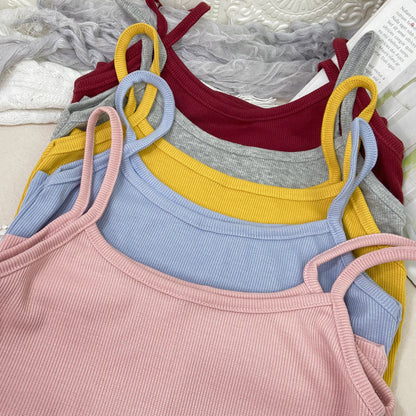 Solid-color short bandeau top makes the figure look slimmer