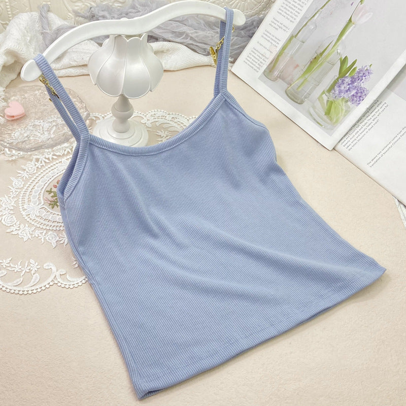 Solid-color short bandeau top makes the figure look slimmer