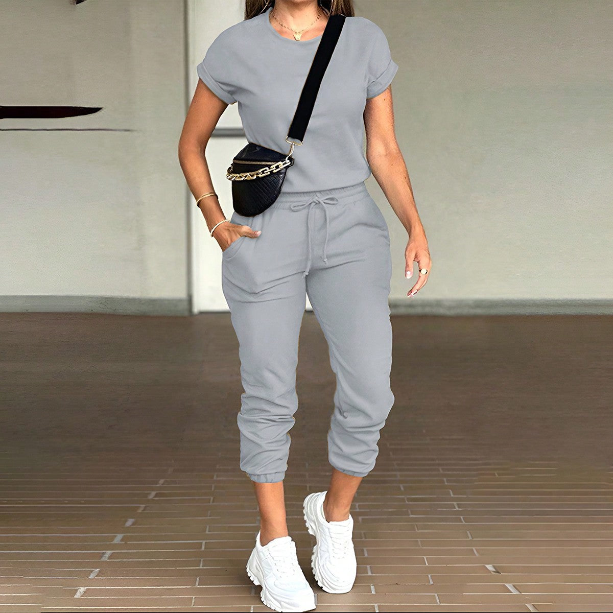 Solid-colored round-neck tops and multi-pocket trousers