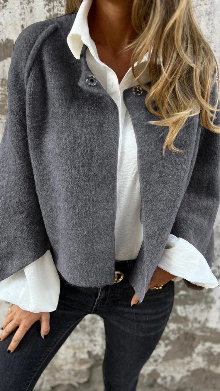 Solid-colored short coat made of wool