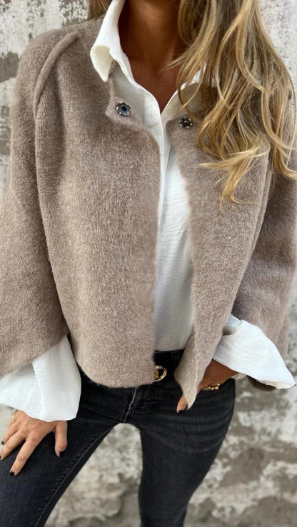 Solid-colored short coat made of wool