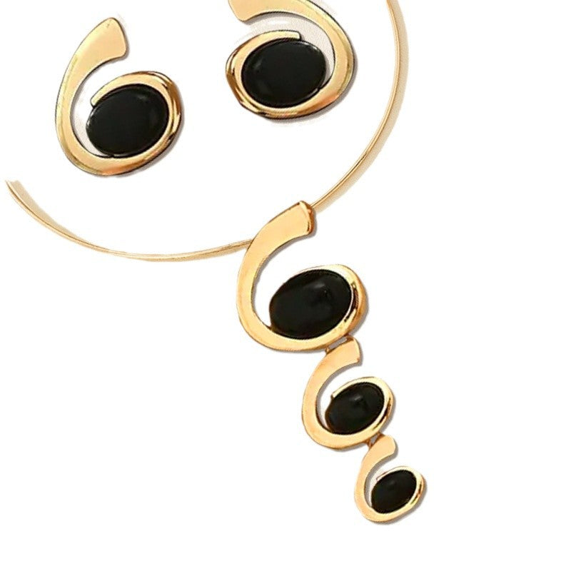 Spiral Snail-shaped Pendant Collar