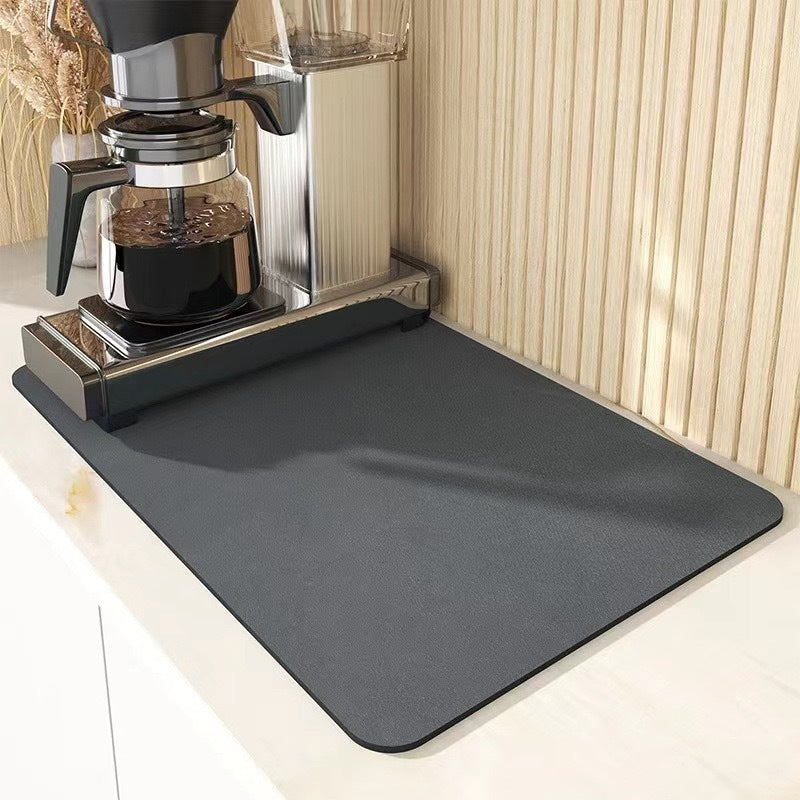 Sponge mat that absorbs water on the tabletop and dries quickly