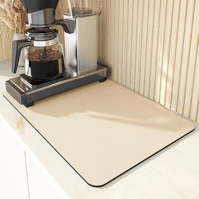 Sponge mat that absorbs water on the tabletop and dries quickly