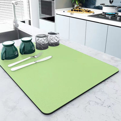 Sponge mat that absorbs water on the tabletop and dries quickly