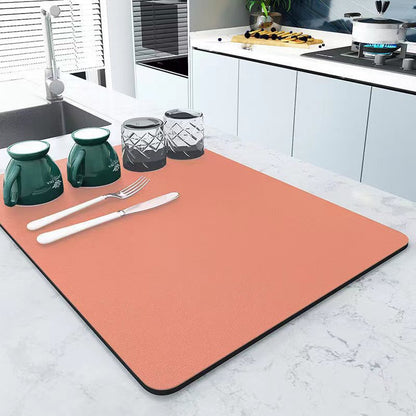 Sponge mat that absorbs water on the tabletop and dries quickly