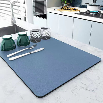 Sponge mat that absorbs water on the tabletop and dries quickly