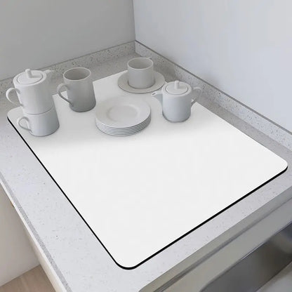 Sponge mat that absorbs water on the tabletop and dries quickly