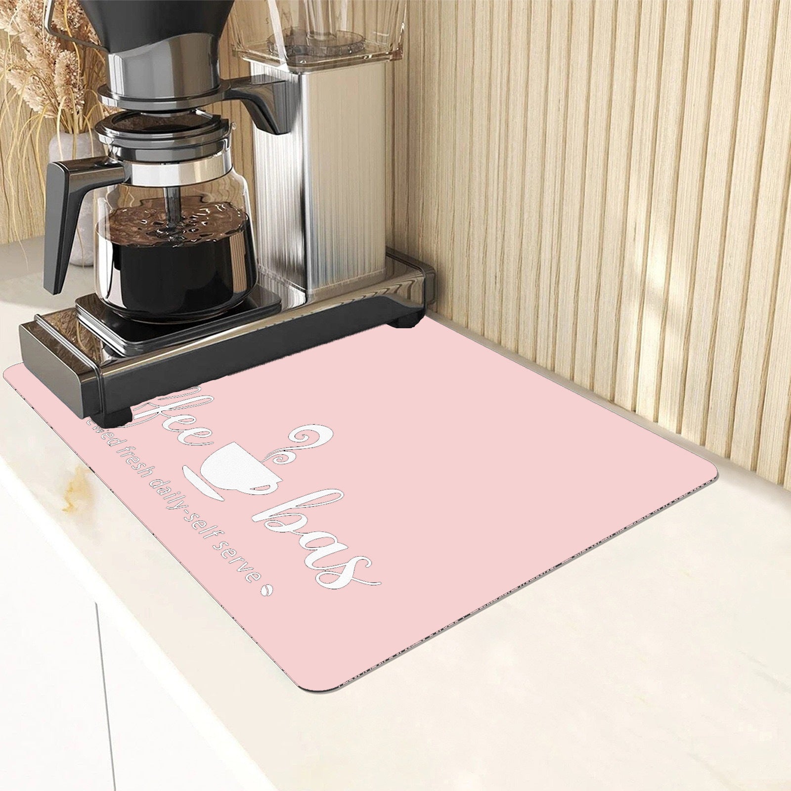 Sponge mat that absorbs water on the tabletop and dries quickly