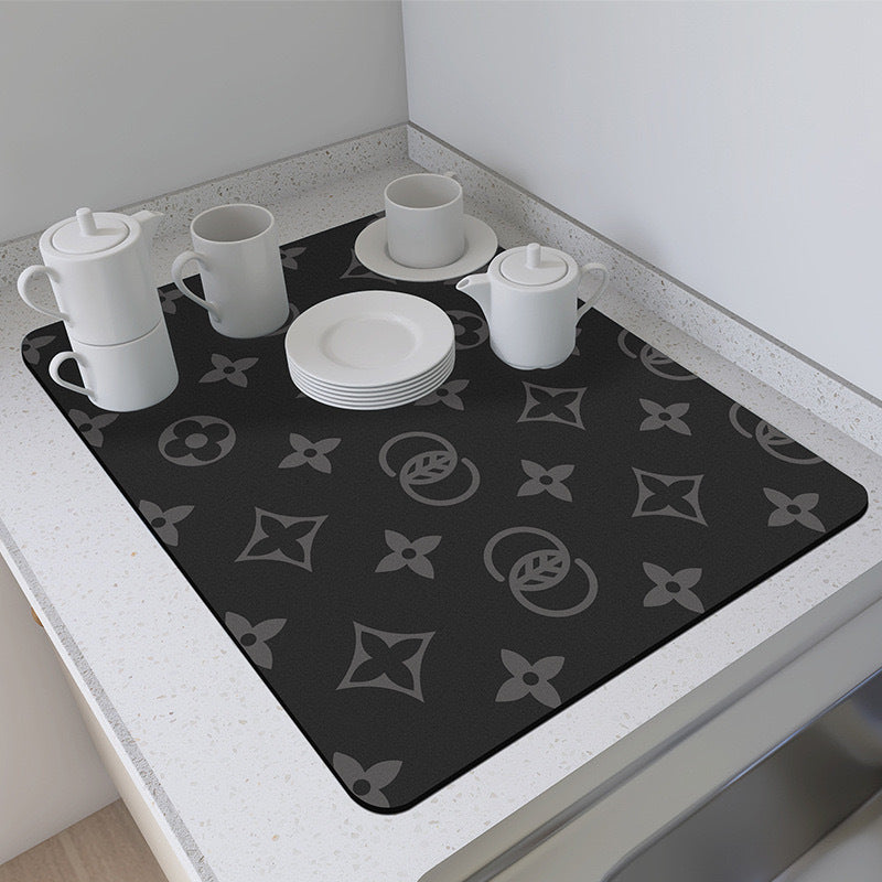 Sponge mat that absorbs water on the tabletop and dries quickly