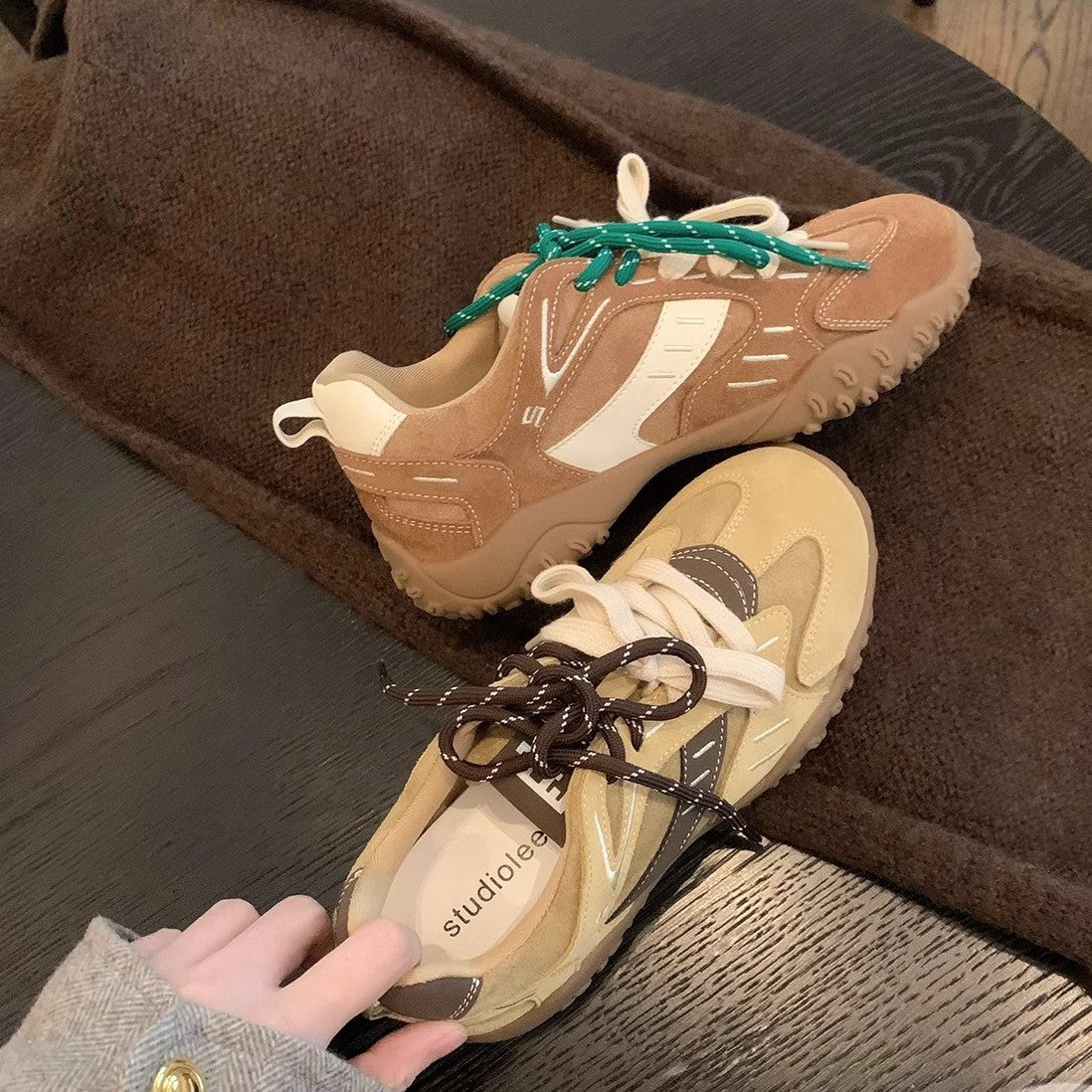 Sports shoes