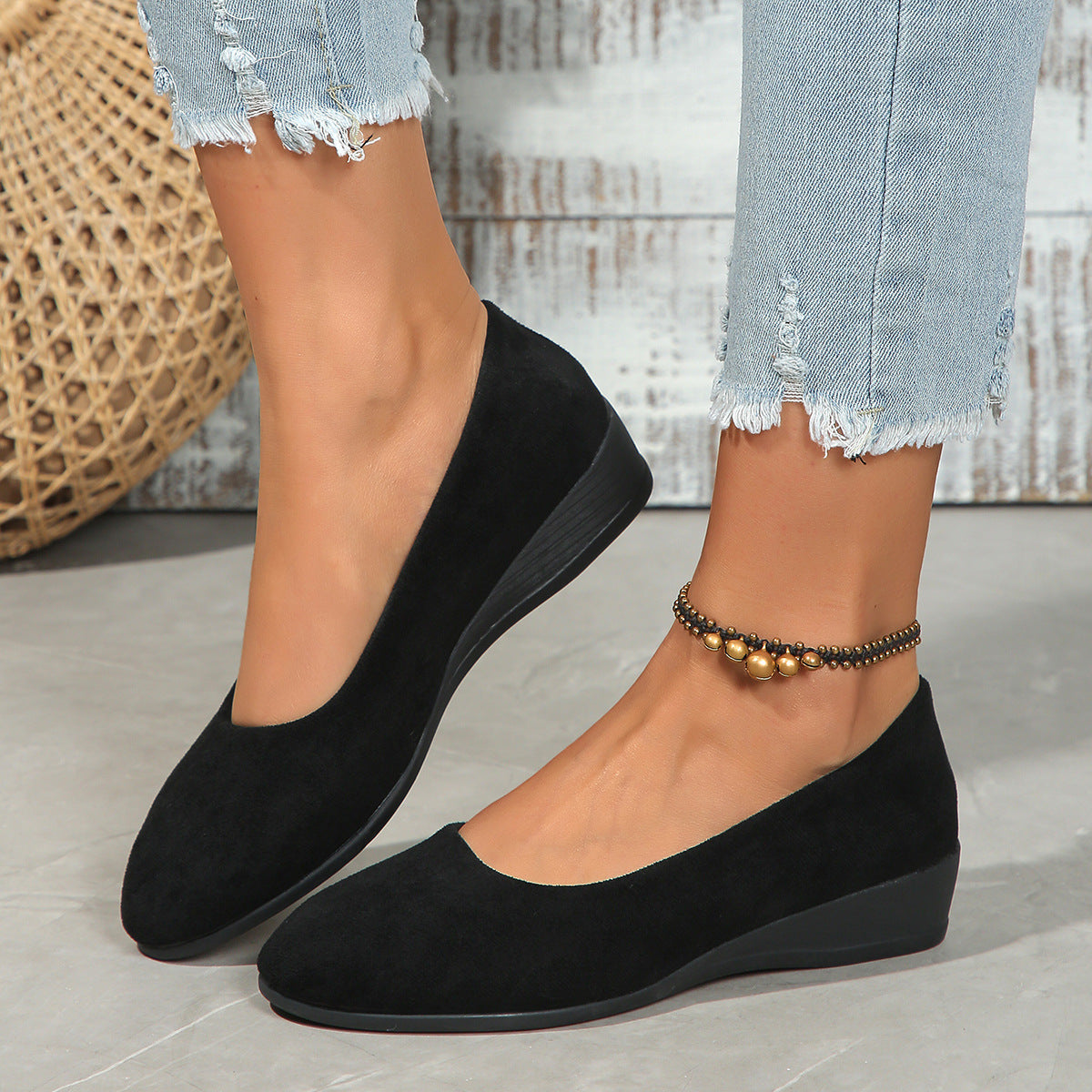 Spring New Wide-Fit Pointed-Toe Wedge Shoes