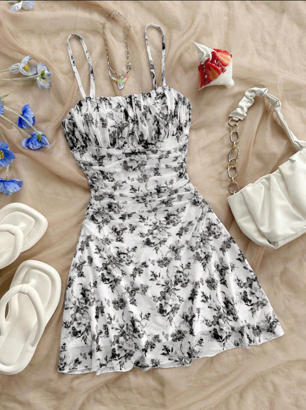 Spring/Summer New French Floral Strapless Dress with Waist-Cinching Design, Perfect for Vacations and Stylishly Sexy