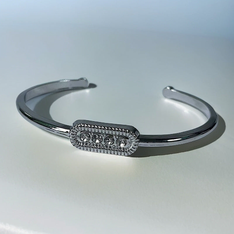 Star-shaped open-ended metal bracelet