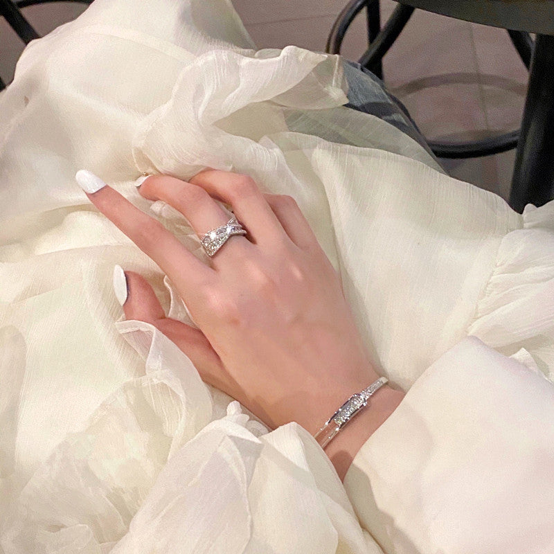 Star-shaped open-ended metal bracelet