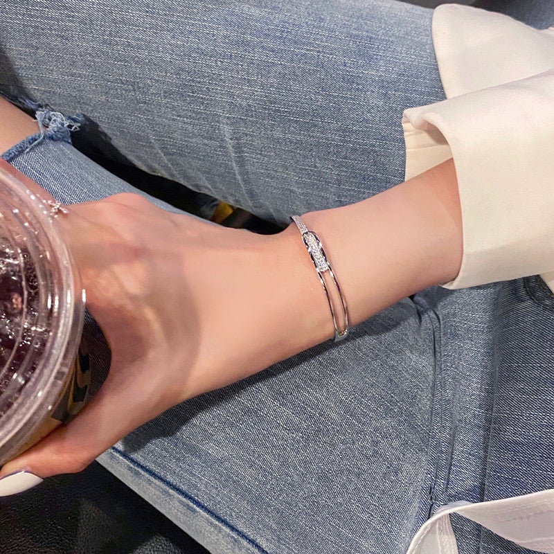 Star-shaped open-ended metal bracelet