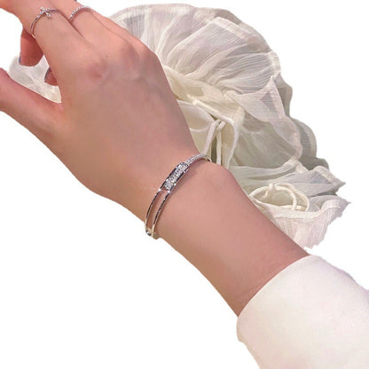 Star-shaped open-ended metal bracelet