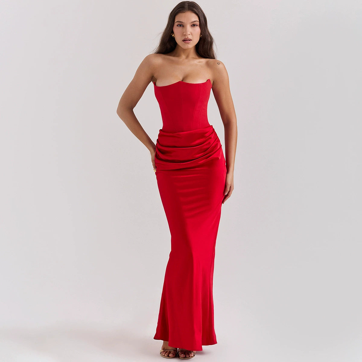 Strapless and backless fitted dress
