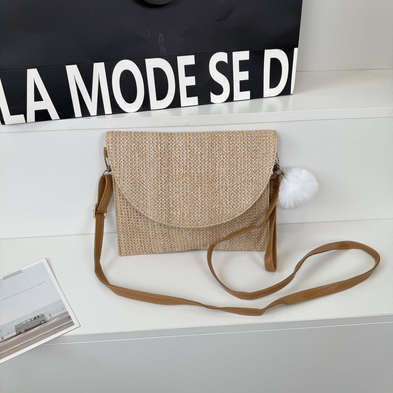 Straw woven shoulder tote bag