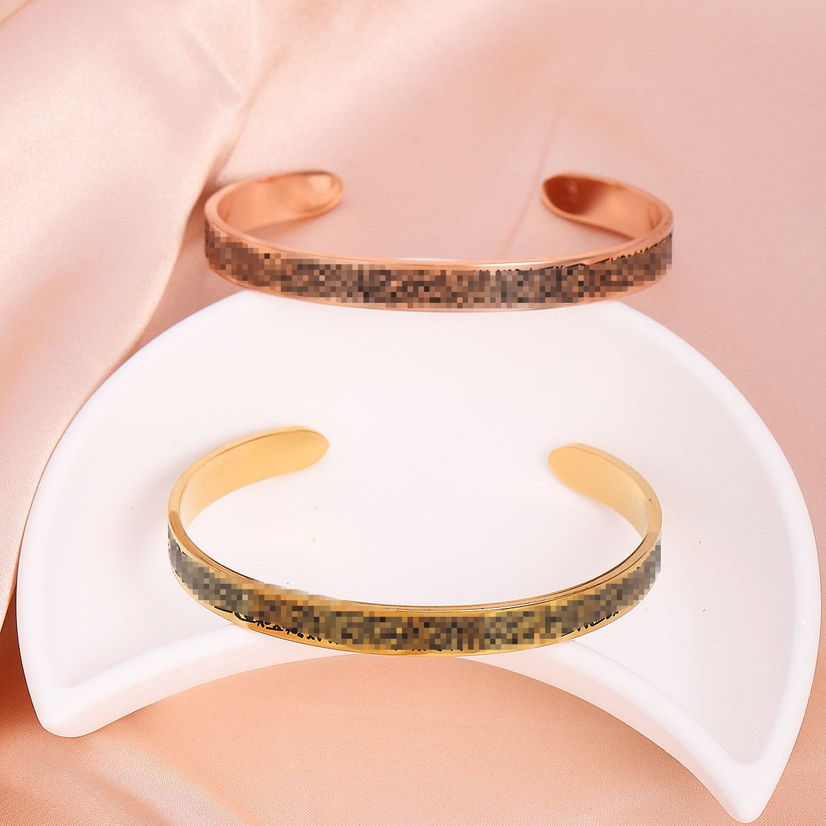 Stylish and versatile Arabic open bracelet