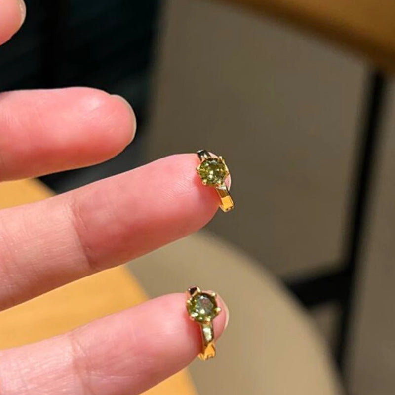Stylish commuting style earrings