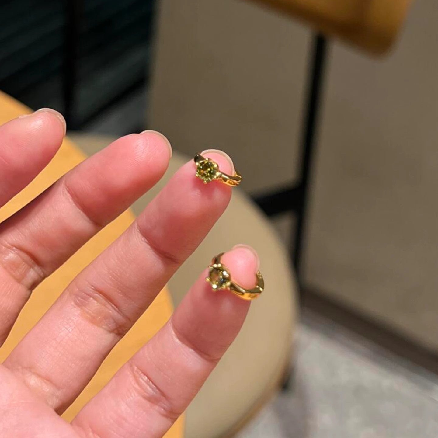 Stylish commuting style earrings