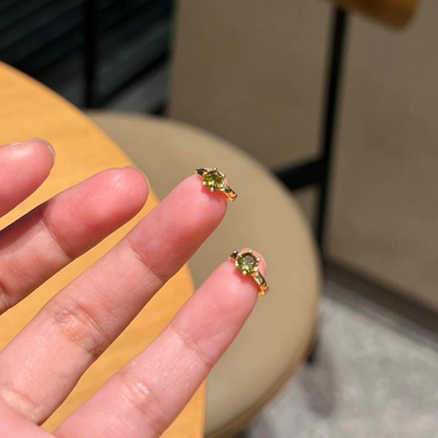 Stylish commuting style earrings