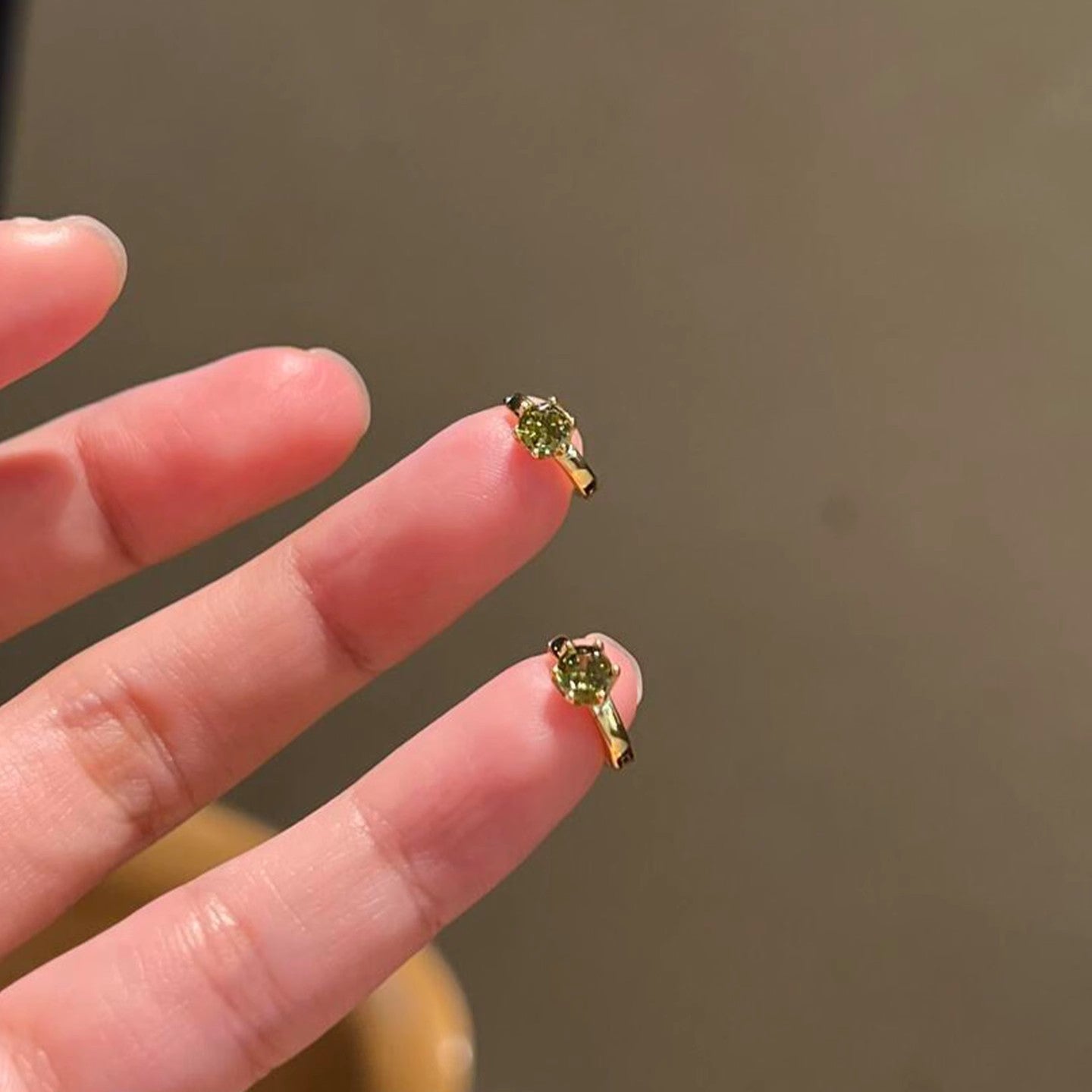 Stylish commuting style earrings