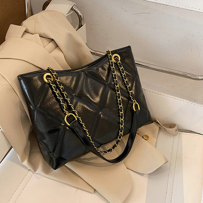Stylish shoulder/crossbody bag, large capacity, for women.