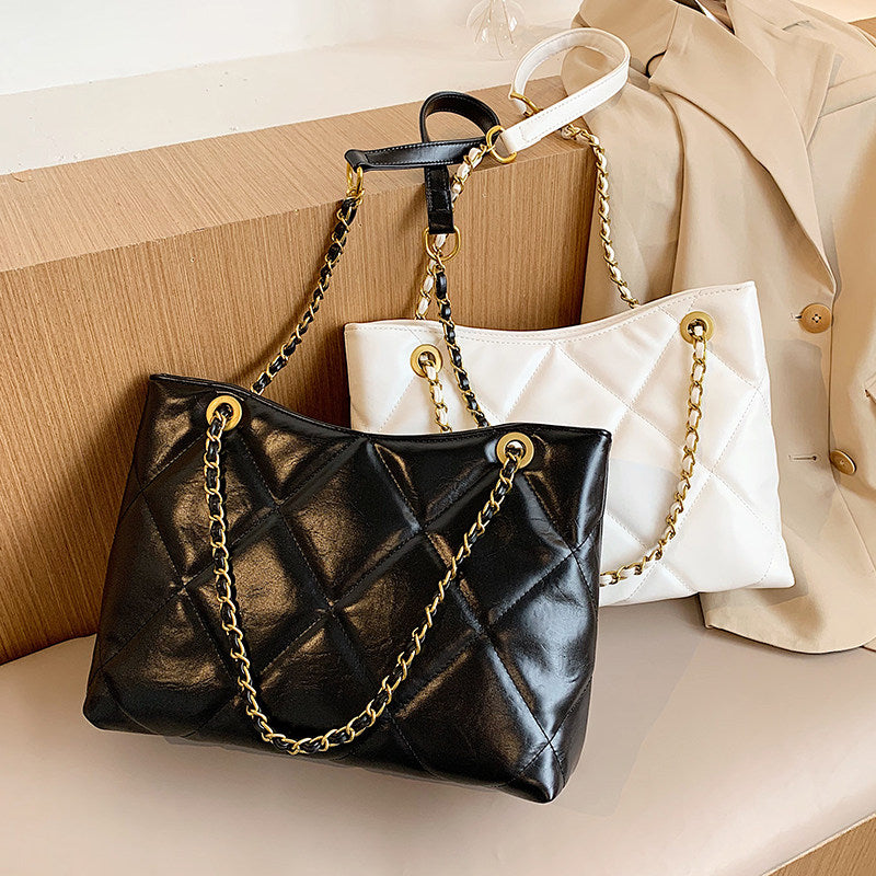 Stylish shoulder/crossbody bag, large capacity, for women.