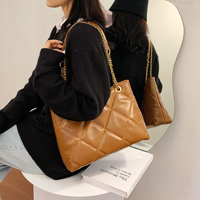 Stylish shoulder/crossbody bag, large capacity, for women.