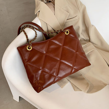 Stylish shoulder/crossbody bag, large capacity, for women.