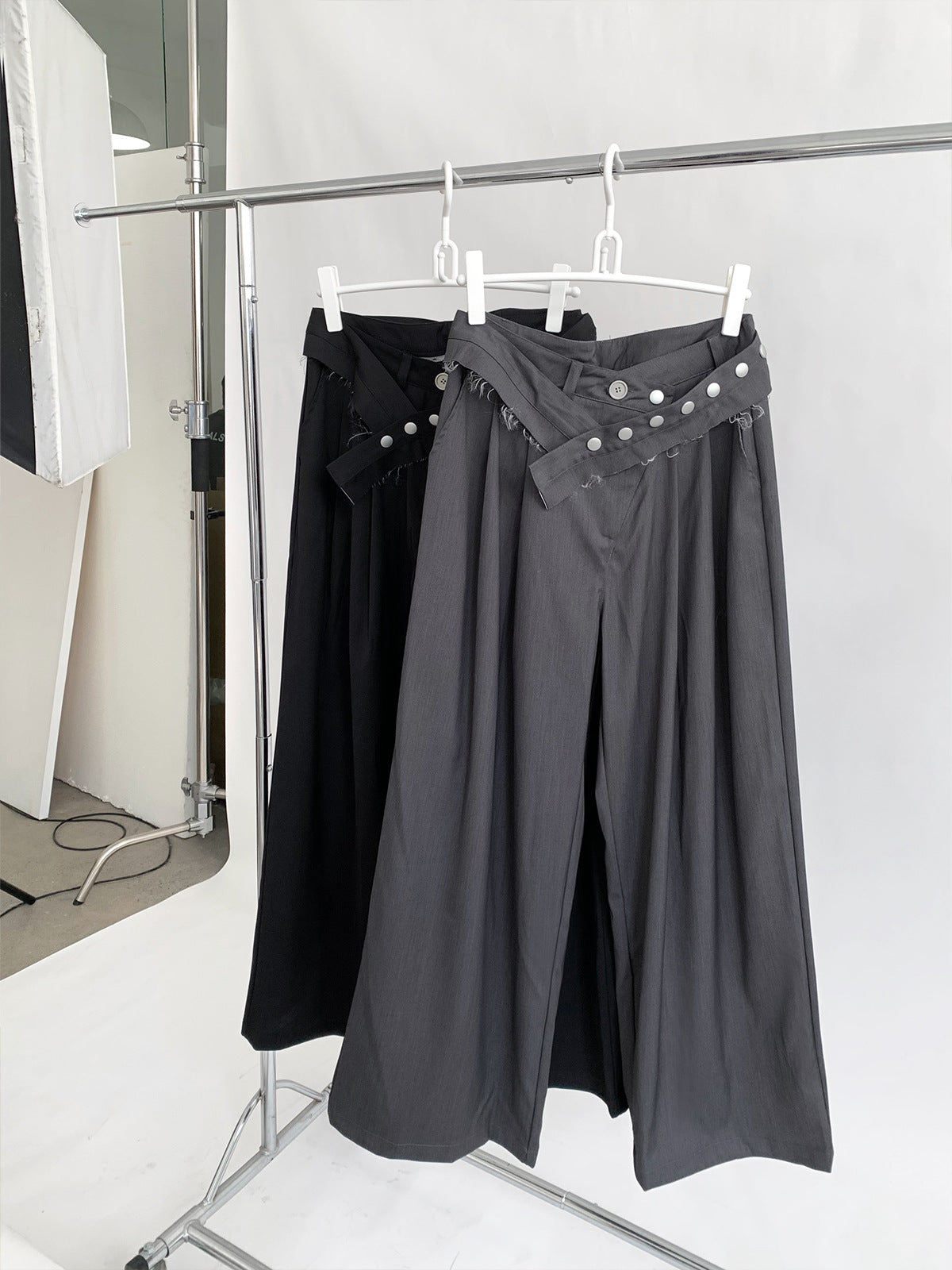Stylish, versatile, slimming, and loose-fitting trousers for commuting