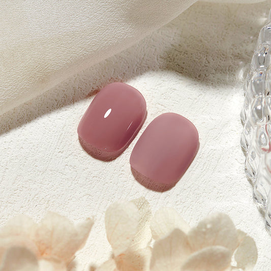 Summer chin red manicure