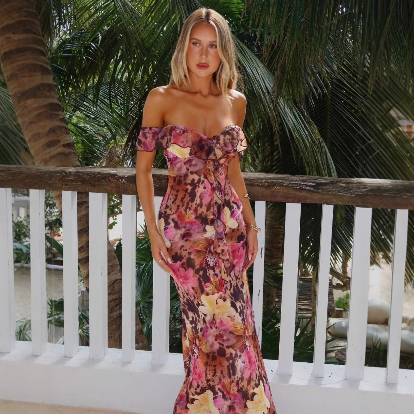 Summer lace-up, strapless corsage edge and form-fitting dress