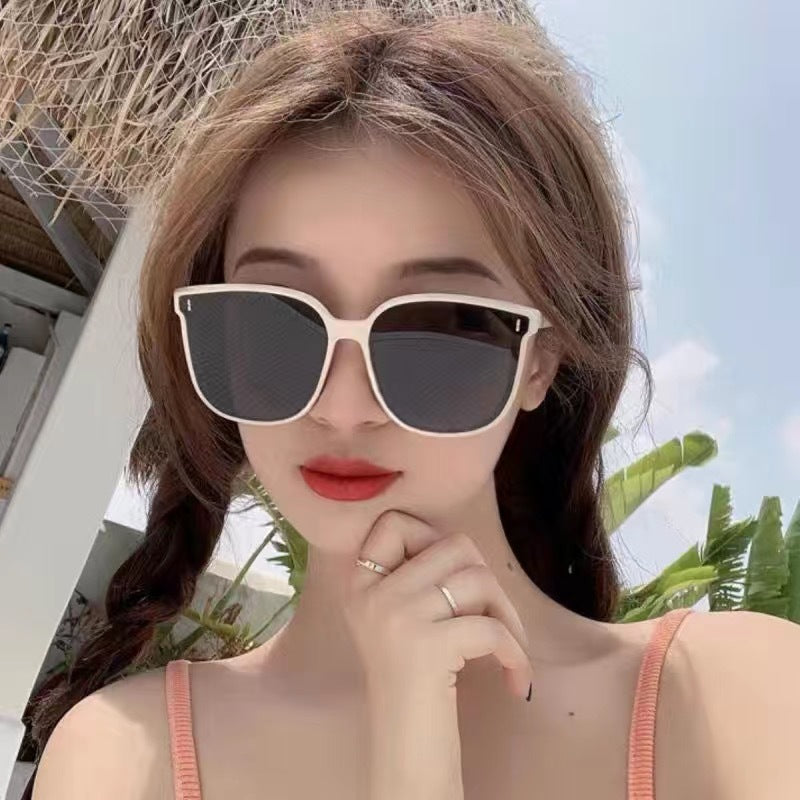 Sunscreen sunglasses with metal rivets