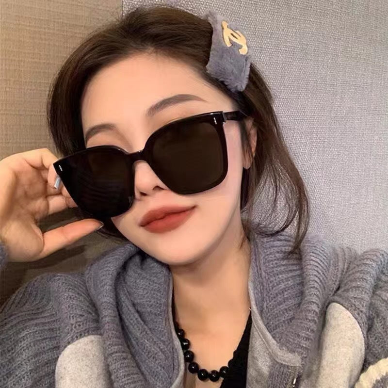 Sunscreen sunglasses with metal rivets
