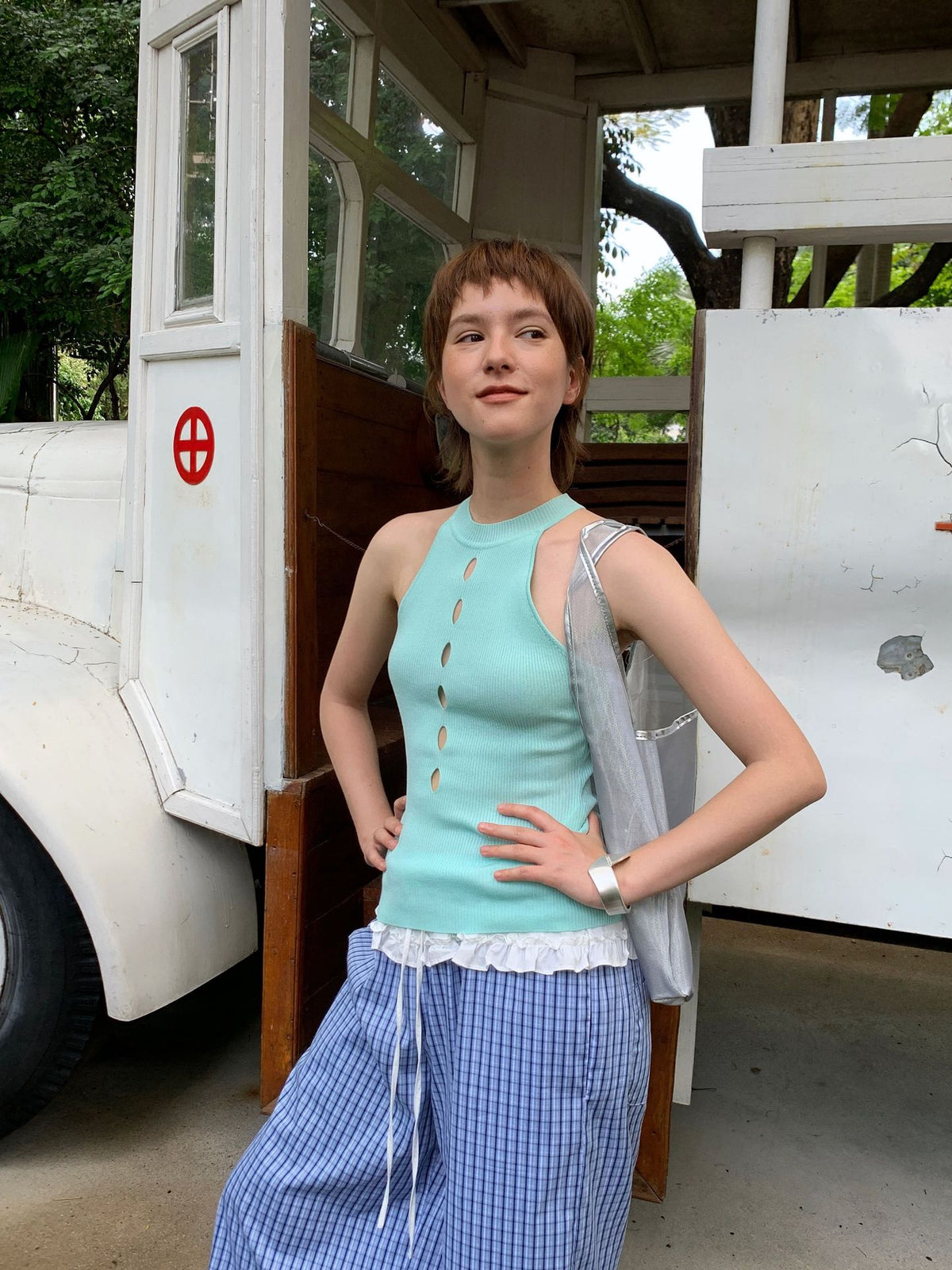Sweet and cool cut-out stand-up collar vest