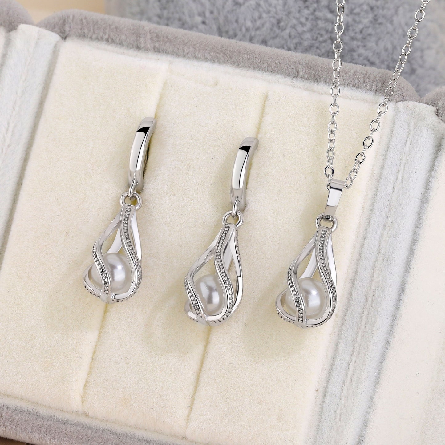 Teardrop Pearl Earrings and Necklace Set