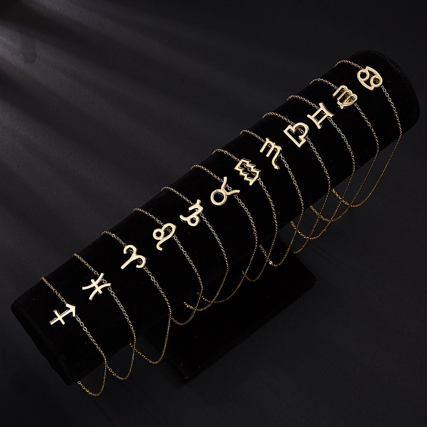 The 12 zodiac signs water diamond paper card necklace is a versatile collarbone chain