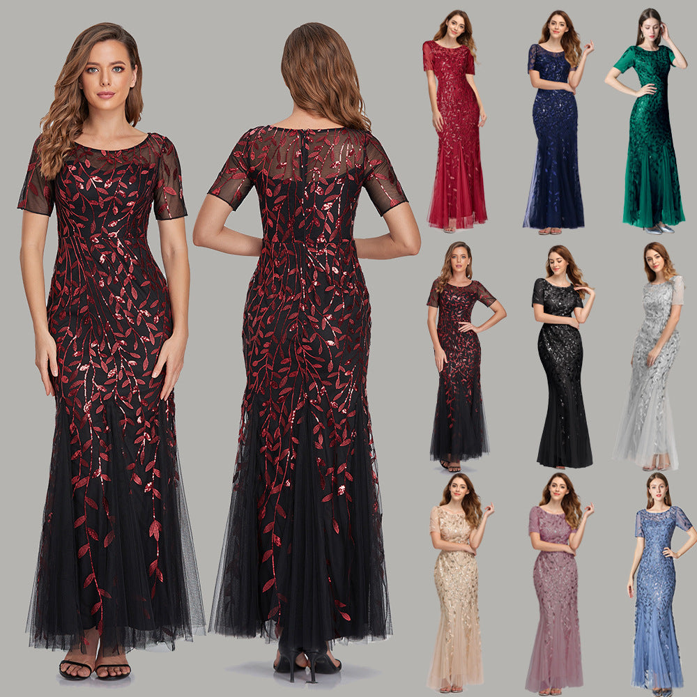 The banquet host wore a European and American fitted evening dress