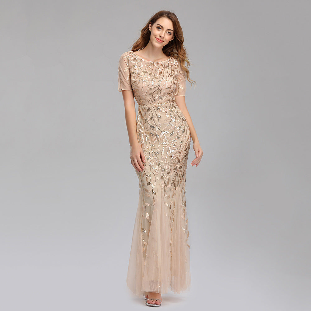 The banquet host wore a European and American fitted evening dress