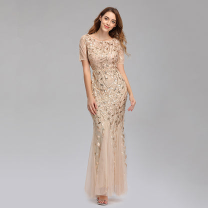 The banquet host wore a European and American fitted evening dress