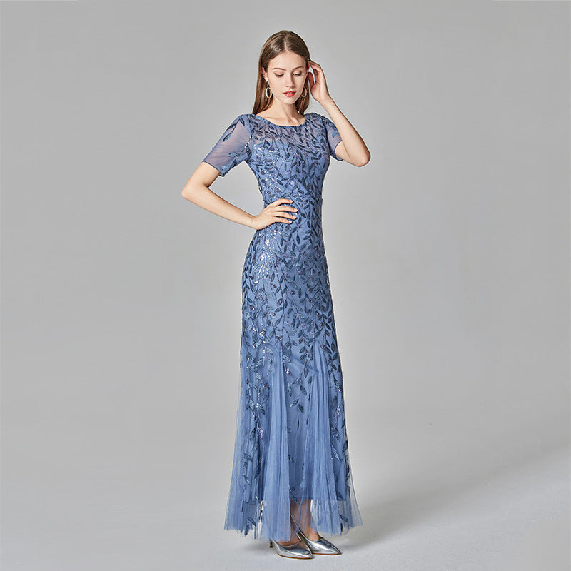 The banquet host wore a European and American fitted evening dress