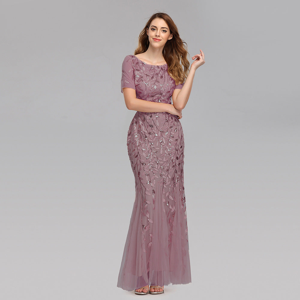 The banquet host wore a European and American fitted evening dress