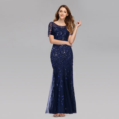 The banquet host wore a European and American fitted evening dress