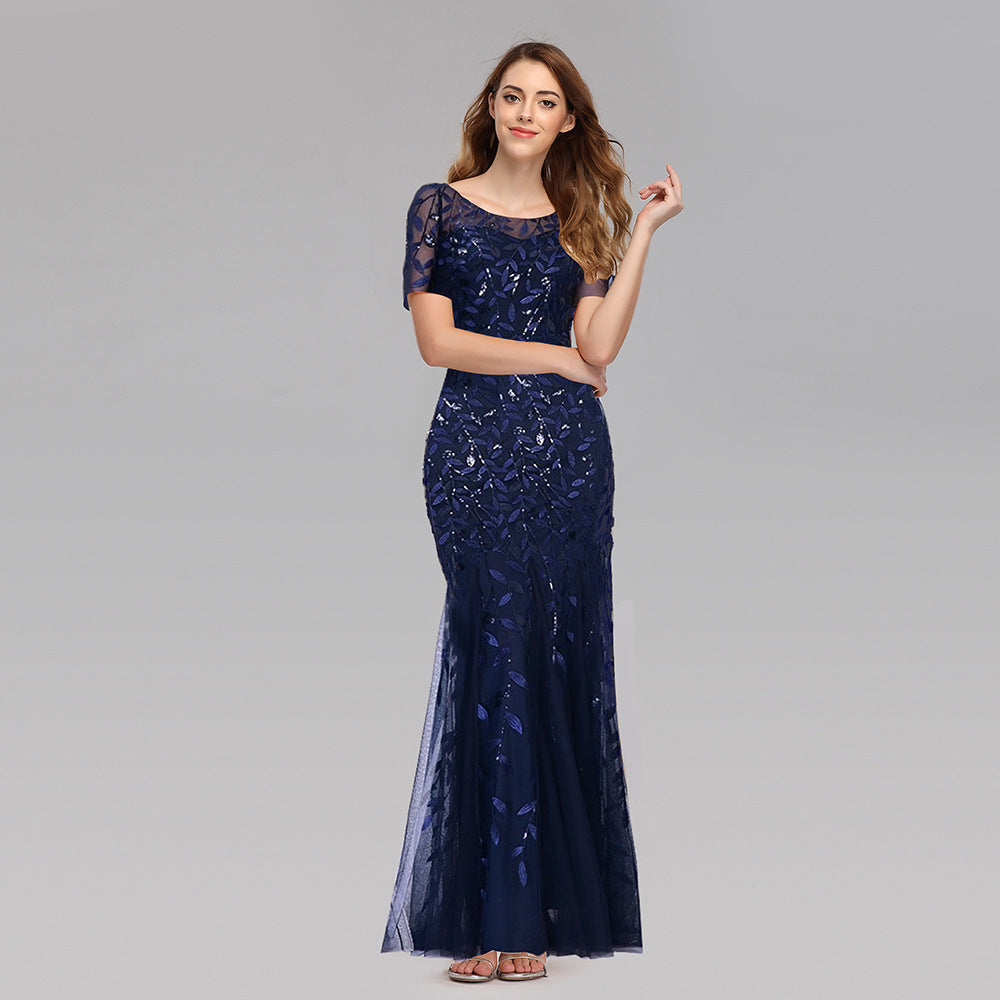 The banquet host wore a European and American fitted evening dress