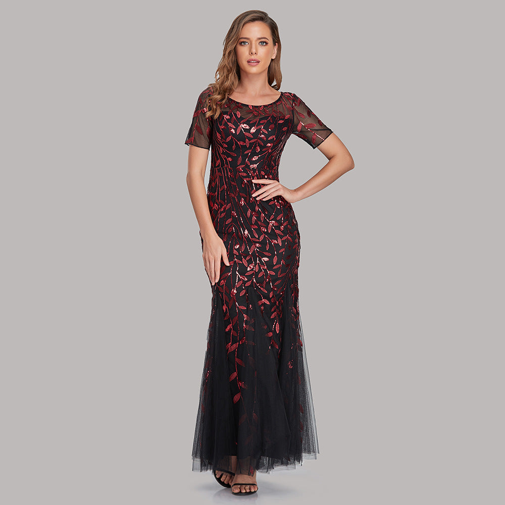 The banquet host wore a European and American fitted evening dress
